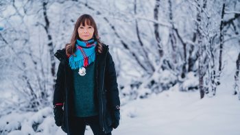 Ann-Helén Laestadius i vinterlandskap.