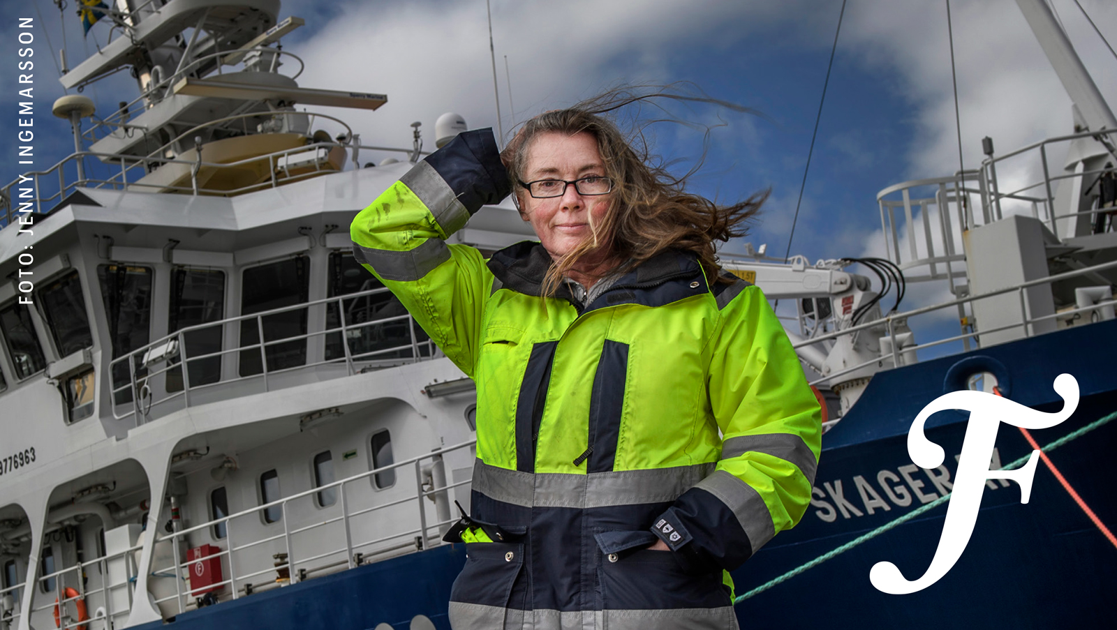 Porträtt på Anna Wåhlin, professor i Oceanografi, framför Göteborgs universitets fartyg Skagerak.