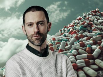 Collage som illustrerar André Marx framför ett berg av antidepressiva