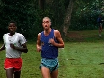 Markus Torgeby höghöjdstränar i Tanzania. Med på bild träningspartner.