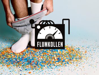 Bild på en man som tar på sina kalsonger, står på en hög av plastpartiklar, för att visualisera mikroplast i testiklar.