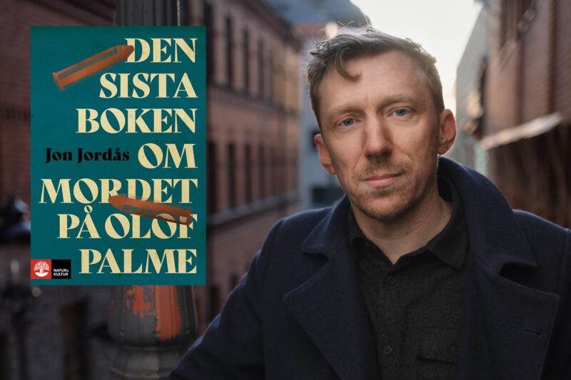 Porträtt på författaren Jon Jordås. Bredvid honom omslaget för hans bok Den sista boken om mordet på Olof Palme.