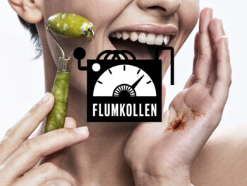 Modellfoto av en leende kvinna med en face roller, hon har smuts i handflatan.