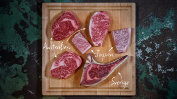 Träbricka med köttstycken av wagyu från olika länder: Australien, Japan och Sverige.