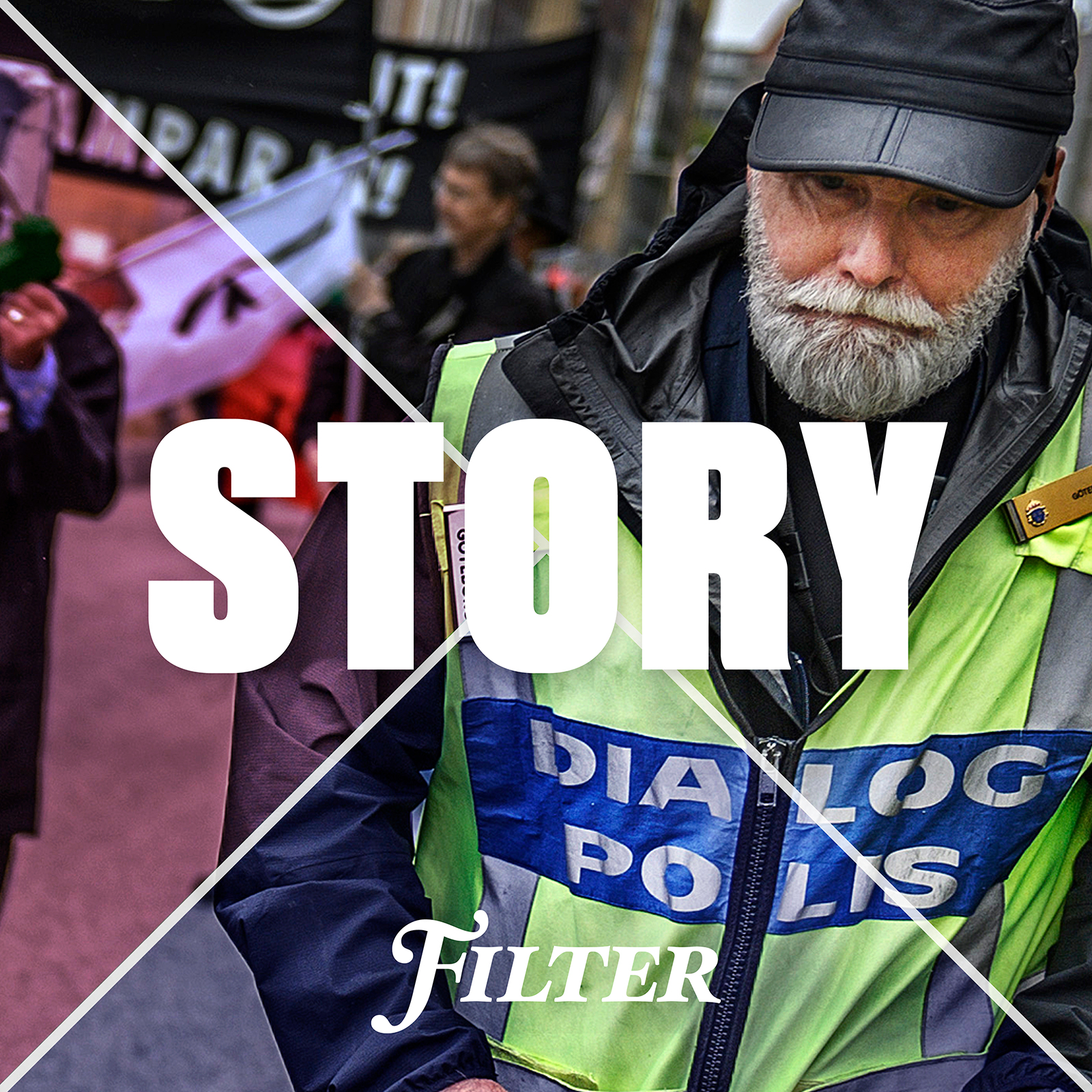 I förgrunden en dialogpolis. I bakgrunden en demonstration.