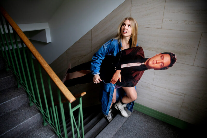Amanda Romare bär upp Elvis som pappfigur för trappan.