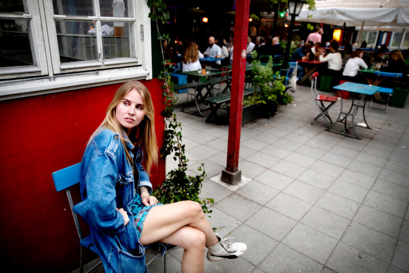 Amanda Romare sitter på en stol på Far i Hatten i Malmö.